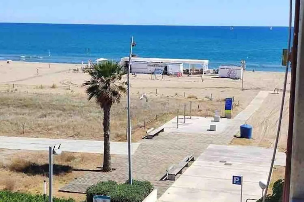 Beachfront Apartment Castelldefels